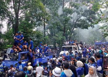 Ribuan Bobotoh Sambut Pawai Juara di Bandung yang Meriah