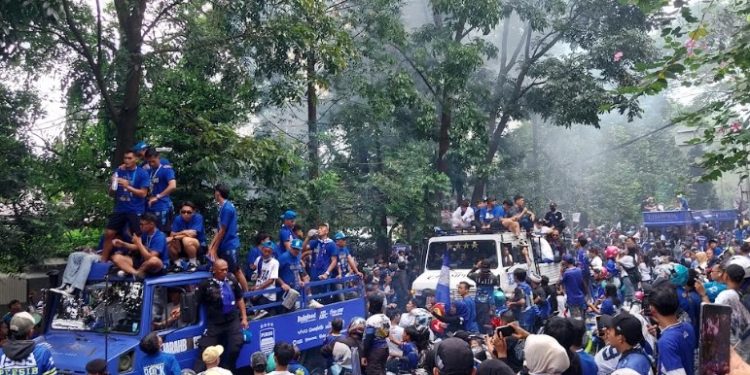 Ribuan Bobotoh Sambut Pawai Juara di Bandung yang Meriah