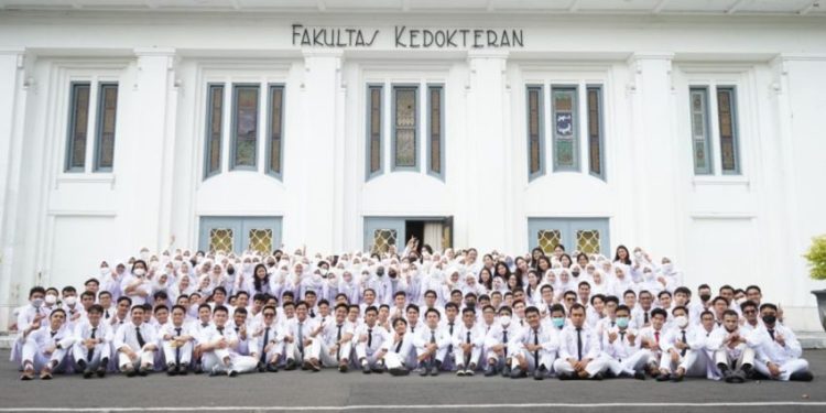 Biaya Kuliah Kedokteran di Universitas 2025, Mana yang Termahal?