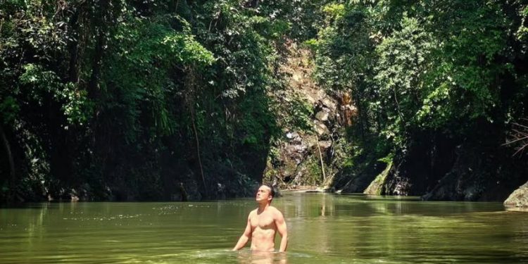 Nicholas Saputra Pertama Kali Posting Foto Topless Basah-Basahan, Netizen Terkejut!