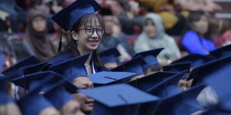 Kisah Maria Khelli, Lulus Cumlaude dengan IPK Tertinggi di Perguruan Tinggi