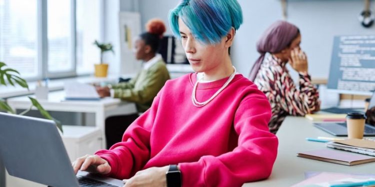 Gen Z Pilih Teknologi Klasik daripada Hipnotis Algoritma Modern