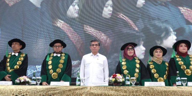 Menteri Yassierli Ajak Wisudawan Universitas Binawan Siap Hadapi Persaingan Global