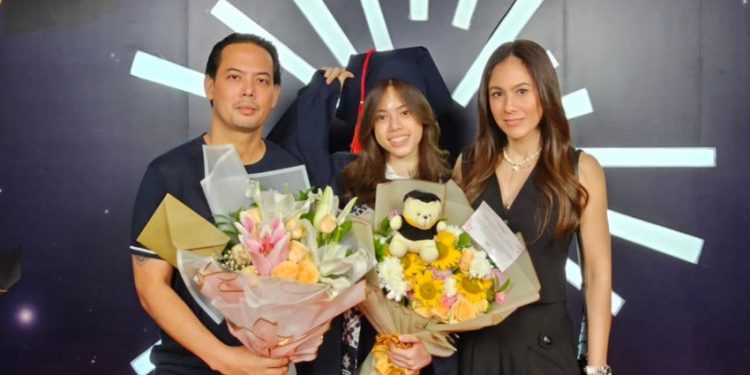 Momen Manis Wulan Guritno dan Mantan Suami Rayakan Kelulusan Putrinya