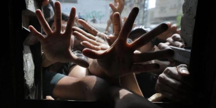 Ribuan Warga Gaza Serbu Pusat Pemberian Sembako Setelah 11 Minggu Tanpa Bantuan