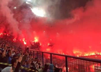 Pesta Juara Persib di Stadion GBLA Rayakan dengan Flare dan Kembang Api oleh Bobotoh