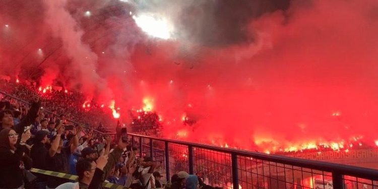 Pesta Juara Persib di Stadion GBLA Rayakan dengan Flare dan Kembang Api oleh Bobotoh