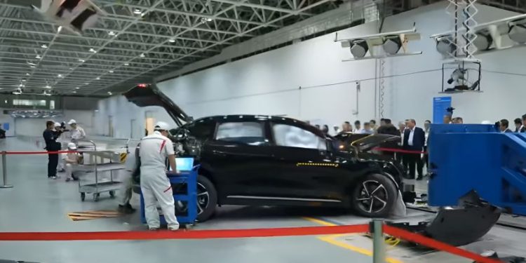Uji Tabrak Hyptec HT Menunjukkan Kekuatan Mobil GAC AION yang Mengesankan