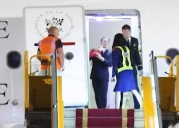 Video Viral Perlihatkan Macron Didorong Istrinya Brigitte di Pesawat dengan Pertengkaran Hebat