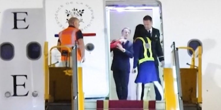 Video Viral Perlihatkan Macron Didorong Istrinya Brigitte di Pesawat dengan Pertengkaran Hebat