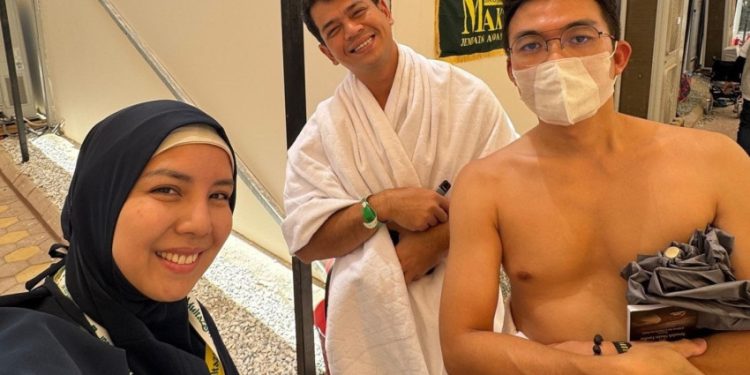 3 Foto Surya Insomnia Diam-diam Naik Haji Bersama Istri Tanpa Sorotan Publik
