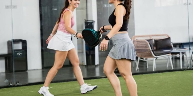 5 Potret Nia Ramadhani dan Wulan Guritno Bermain Padel dengan OOTD Sporty Hot Mom