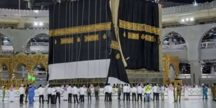 Arab Saudi Ganti Kiswah, Sejarah Selimut Kiblat Berlapis Emas Seberat 60 Kg