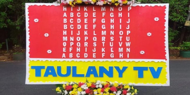 El Rumi Terima Karangan Bunga Unik dari Andre Taulany, Netizen: Ada Aja Idenya