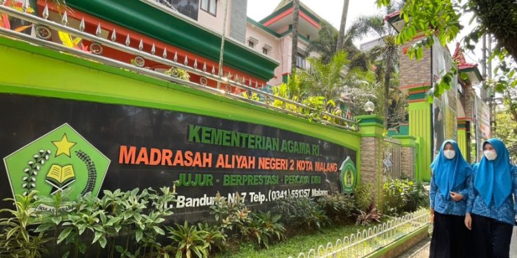 Daftar Sekolah Menengah Atas Terbaik Jawa Timur untuk Panduan SPMB 2025 dan Sekolah Swasta