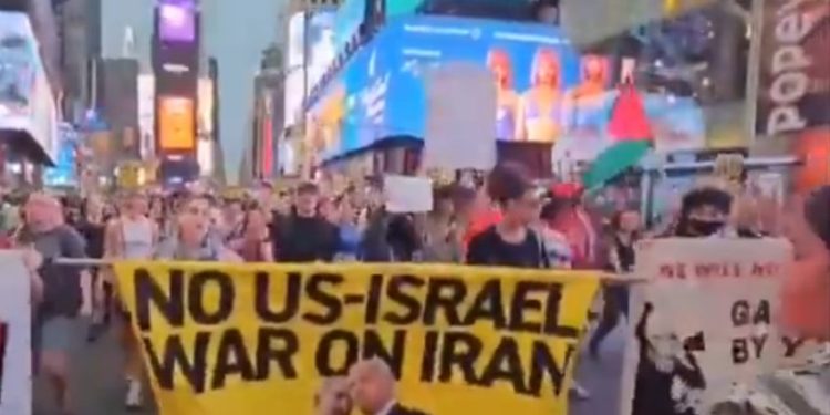 Demo Anti-Perang Meluas di AS, Trump Disebut Sebagai Penjahat Perang
