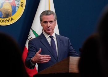 Gubernur California Menentang Trump, Mengklaim AS Dekat Jurang Otoritarianisme