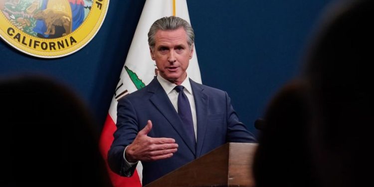 Gubernur California Menentang Trump, Mengklaim AS Dekat Jurang Otoritarianisme