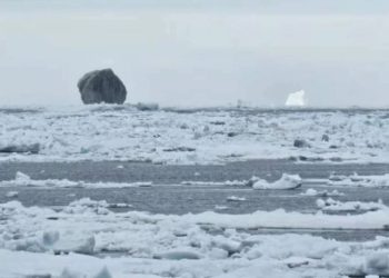 Gunung Es Raksasa Hitam Muncul di Laut Labrador