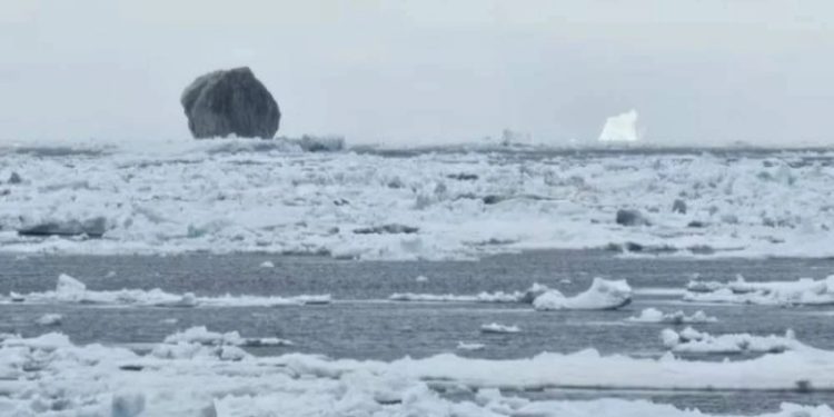 Gunung Es Raksasa Hitam Muncul di Laut Labrador