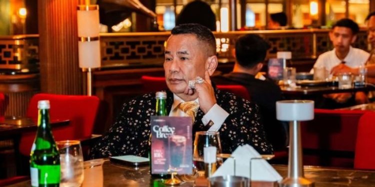 Hotman Paris Dilarikan ke Rumah Sakit Singapura Diduga Keracunan Ikan Bakar