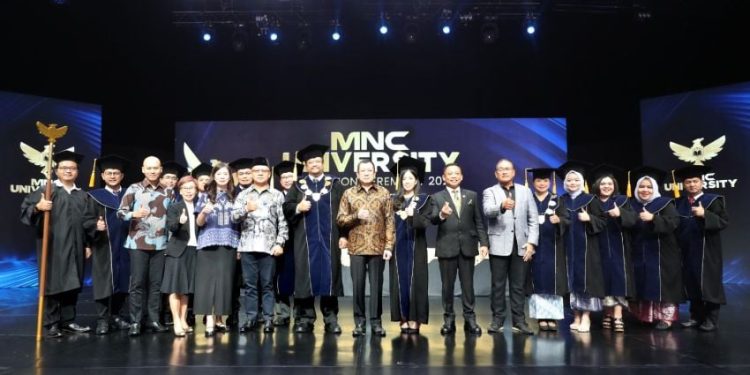 HT dan Jessica Tanoesoedibjo Hadiri Wisuda Mahasiswa MNC University ke-3