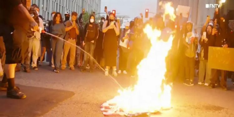 Kerusuhan Los Angeles, Trump Sebut Demonstran Binatang Karena Membakar Bendera AS