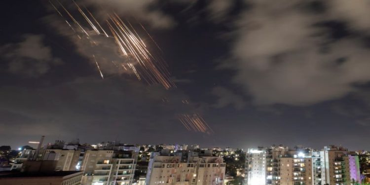 Pemandangan Malam Israel dan Kecanggihan Rudal Iran yang Tak Terbantahkan
