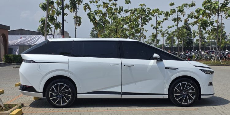 Xpeng X9 Bandingkan Desain Denza D9 dan Toyota Alphard, Klaim Tak Tampak Mobil Sopir