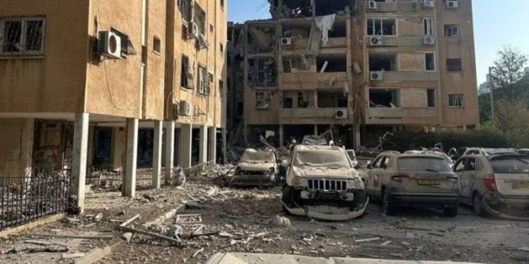 Rudal Balistik Iran dengan Bom Cluster Hancurkan Tel Aviv