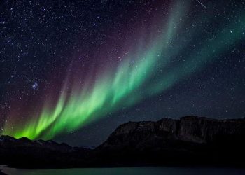 Aurora Merah Muda Flamingo yang Sulit Dipahami Ditemukan Oleh Astronot