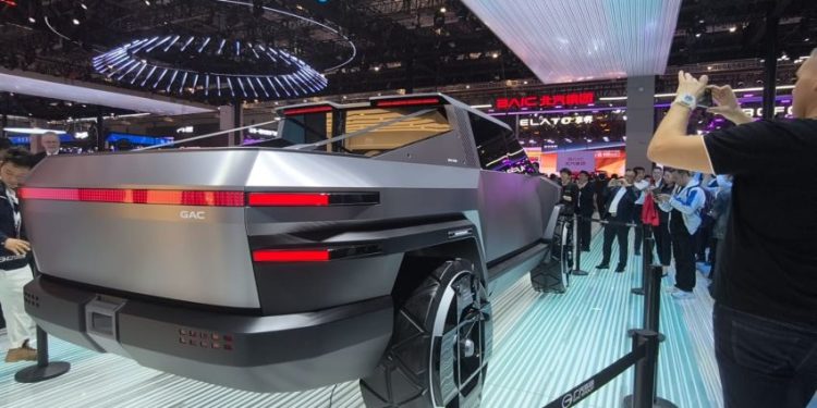 China Siap Perkenalkan Teknologi Mengemudi Satu Pedal untuk Mobil Listrik