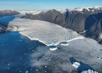 Gunung Es Raksasa Mengapung Menuju daerah Pemukiman di Greenland
