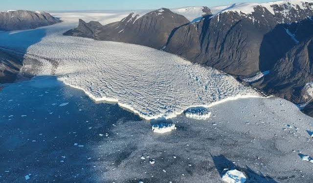 Gunung Es Raksasa Mengapung Menuju daerah Pemukiman di Greenland