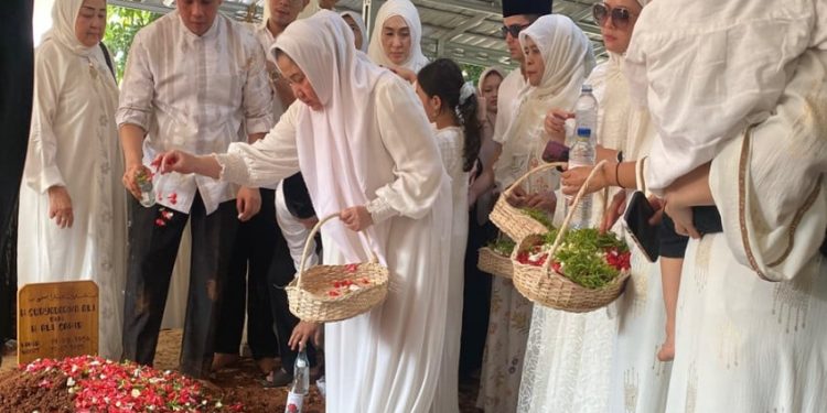 Tangisan Istri Mengiringi Kepergian Suryadharma Ali ke Peristirahatan Terakhir