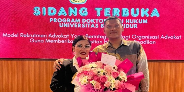 Kisah Ibu dan Anak Raih Gelar Doktor Ilmu Hukum Beserta Judul Disertasinya