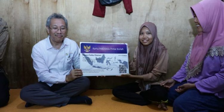 Kisah Nazwa, Anak Pencari Barang Bekas yang Masuk Polmed dan Dapat KIP Kuliah