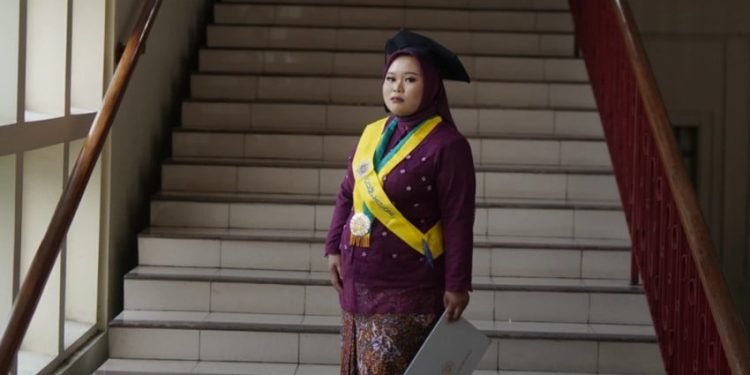 Kisah Wisudawan Magister Termuda UGM Safira Nur Aini yang Peduli Pertanian