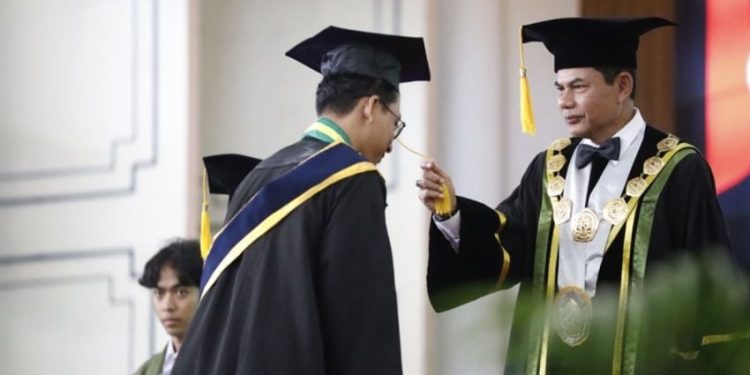 Mahasiswa UPN Yogyakarta Raih Lulusan Terbaik dengan 16 Prestasi