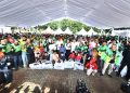 Salurkan 1000 Seragam dan Peralatan Sekolah untuk Anak Ojek