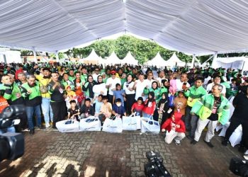 Salurkan 1000 Seragam dan Peralatan Sekolah untuk Anak Ojek