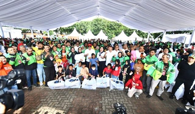 Salurkan 1000 Seragam dan Peralatan Sekolah untuk Anak Ojek