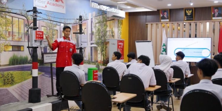 Kelas Industri Digital untuk Siswa dan Guru oleh Fiber Academy Telkom Akses