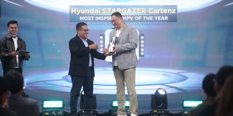Stargazer Cartenz Raih MPV Paling Menginspirasi Tahun ini di Indonesia Automotive Awards 2025