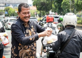 Jumat Berkah, Dirjenpas Bagikan 500 Makanan Gratis untuk Pengguna Jalan