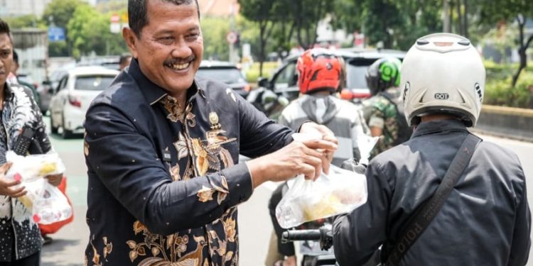 Jumat Berkah, Dirjenpas Bagikan 500 Makanan Gratis untuk Pengguna Jalan
