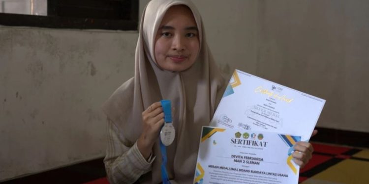 Devita, Anak Sopir Truk yang Diterima di UGM dengan Subsidi UKT Penuh