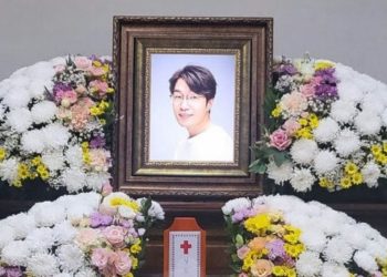 Pemakaman Song Young Kyu Dihadiri Banyak Artis Korea Hyun Bin dan Son Suk Ku Beri Penghormatan