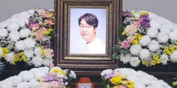 Pemakaman Song Young Kyu Dihadiri Banyak Artis Korea Hyun Bin dan Son Suk Ku Beri Penghormatan