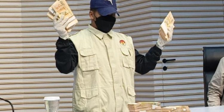 Uang Rp2,4 Miliar Disita KPK dalam OTT Inhutani V